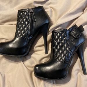 Guess black ankle booties size 7